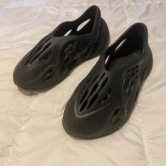 Yeezy Foam Runner in Onyx - Picture 3 of 6